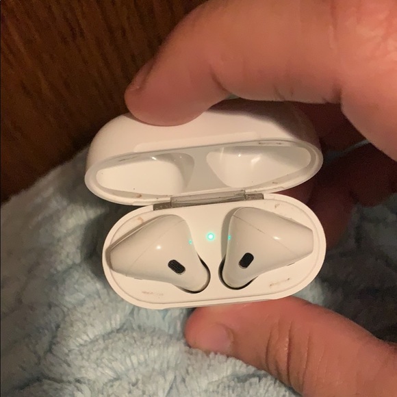 AirPods - Picture 2 of 4